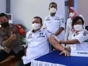 Kecamatan Pagedangan Gelar Vaksin Booster, Camat Zaenudin Ajak Warganya Ikut Vaksin Juga Camat Pagedangan, Akhmad Zaenudin saat mengikuti kegiatan Vaksinasi dosis ketiga atau booster.