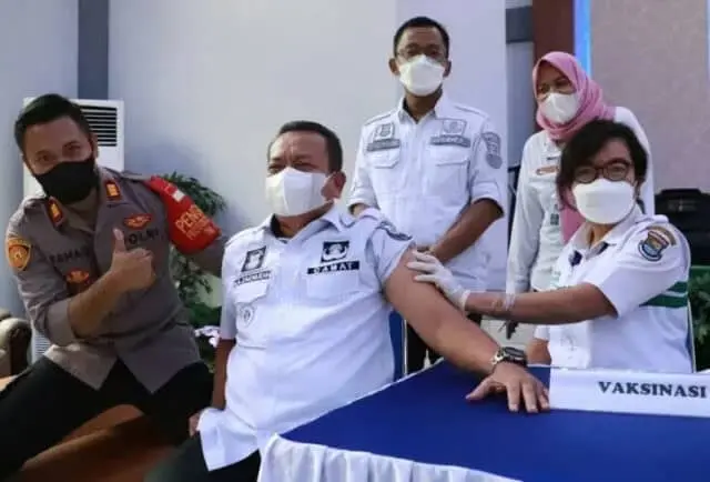 1642598837_871x497_copy_733x497 Camat Pagedangan, Akhmad Zaenudin saat mengikuti kegiatan Vaksinasi dosis ketiga atau booster.