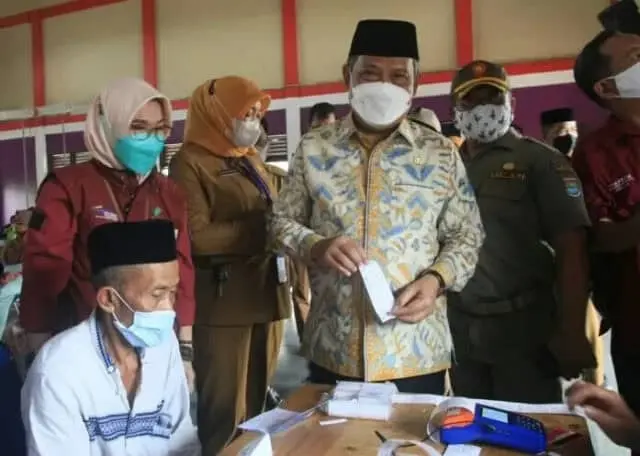 1643622363_871x497_copy_697x497 Anggota Komisi VIII DPR RI, Muhammad Rizal saat mendampingi warga yang menerima bantuan program Kementerian Sosial di Kecamatan Curug.