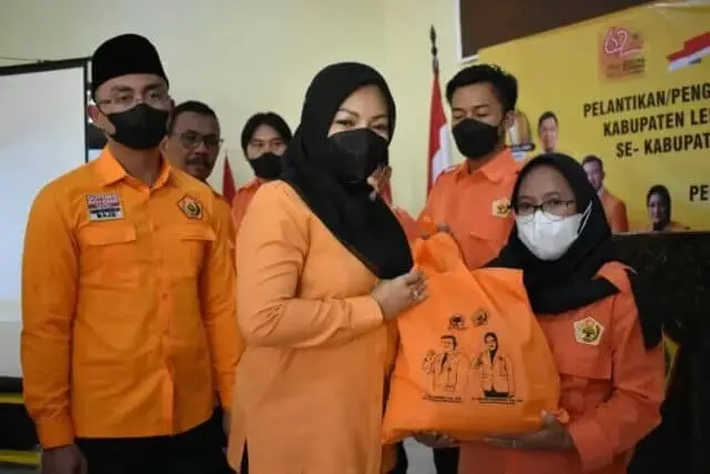 IMG-20220106-WA0040_copy_750x500 Adde Rosi Anggota DPR RI Fraksi Partai Golkar bersama Andika Hazrumy Wakil Gubernur Provinsi saat memberikan bantuan ke warga.