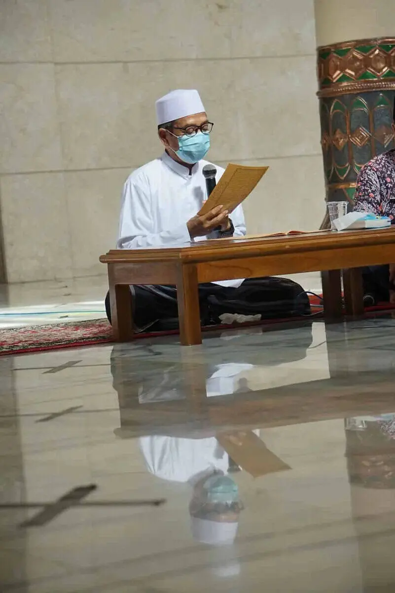 K.H Entong Zazuli Ahmad saat memimpin pengajian.