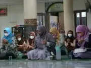 Bertemakan Sedekah Pengajian ASN Pandeglang di Masjid Agung Ar-Rohman, Bupati Irna Minta Jajarannya Jujur & Amanah Bupati Pandeglang Irna Narulita bersama jajarannya saat mengikuti pengajian rutin di Masjid Agung Ar-Rohman, Jum'at (7/1/2022).