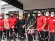Bupati Irna Resmikan UDD Dan Klinik Rusdinar PMI Pandeglang Bupati Pandeglang Irna Narulita saat menggunting pita di peresmian Unit Donor Darah (UDD) dan Klinik Rusdinar Palang Merah Indonesia (PMI) Pandeglang.