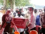 Menteri Sosial Tri Rismaharini Didampingi Bupati Pandeglang Meninjau Korban Gempa Bumi di Kecamatan Sumur Menteri Sosial Tri Rismaharini di dampingi Bupati Pandeglang Irna Narulita saat memberikan bantuan untuk korban gempa bumi.