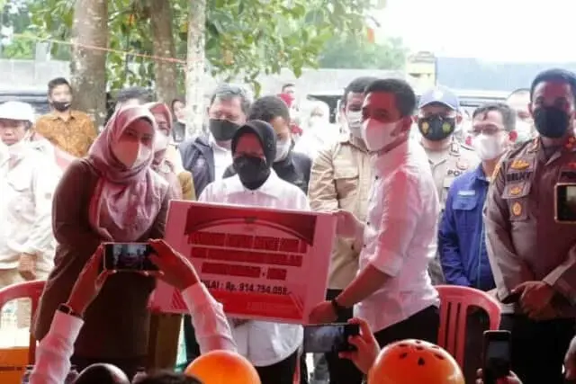 IMG-20220117-WA0036_copy_684x456 Menteri Sosial Tri Rismaharini di dampingi Bupati Pandeglang Irna Narulita saat memberikan bantuan untuk korban gempa bumi.