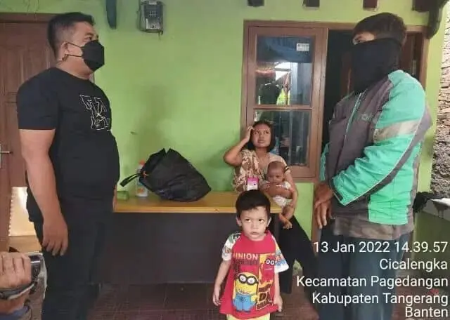 Bripka Syahrul Humas Polsek Pagedangan Berbagi Kasih dengan Ojol & Warga di Desa Cicalengka