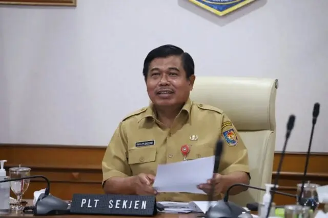 Waspadai Varian Omicron, Plt. Sekjen Kemendagri Minta Kepala Daerah Taati Larangan Perjalanan ke Luar Negeri Waspadai Varian Omicron, Plt. Sekjen Kemendagri Minta Kepala Daerah Taati Larangan Perjalanan ke Luar Negeri