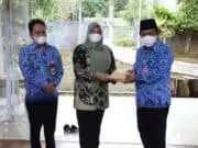 KORPRI Kemendagri Salurkan Bantuan untuk Korban Gempa Pandeglang, Bupati Irna : Terima Kasih atas Bantuannya Pelaksana Tugas (Plt.) Sekretaris Jenderal (Sekjen) Kemendagri Suhajar Diantoro saat menyerahkan bantuan kepada Bupati Pandeglang Irna Narulita di Kediaman Bupati Pandeglang.