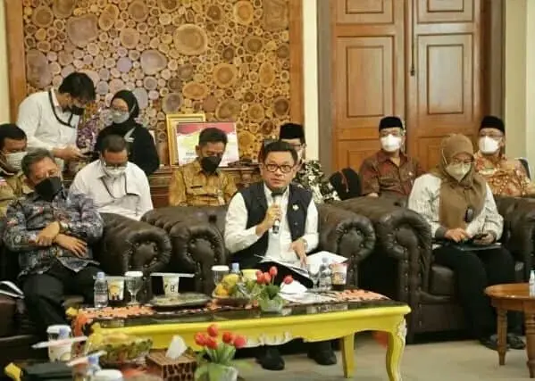 Ketua Tim Kunker Komisi VIII DPR RI Tb. Ace Hasan Syadzili saat beraudiensi dengan Bupati Irna beserta Jajarannya.