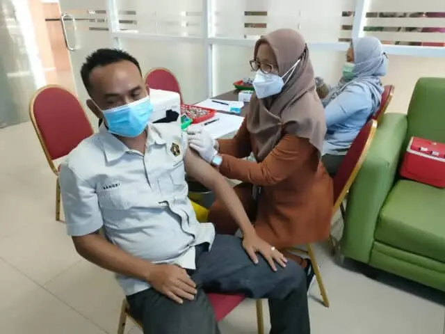 Wartawan PWI Kabupaten Tangerang Disuntik Vaksinasi Booster di RSUD Balaraja Wartawan PWI Kabupaten Tangerang Disuntik Vaksinasi Booster di RSUD Balaraja