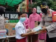 Vaksinasi Merdeka Anak, Kapolsek Benda Bagi-Bagi Hadiah Disambut Gembira Vaksinasi Merdeka Anak, Kapolsek Benda Bagi-Bagi Hadiah Disambut Gembira