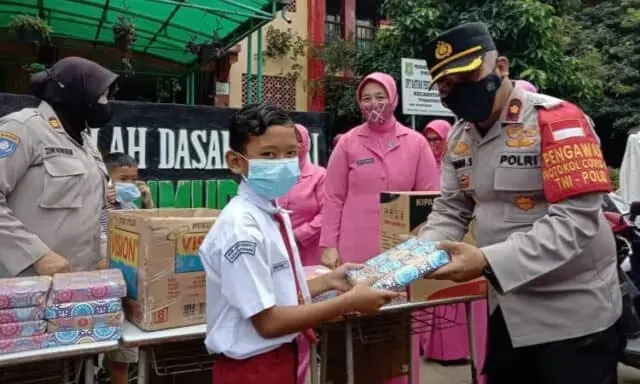 Vaksinasi Merdeka Anak, Kapolsek Benda Bagi-Bagi Hadiah Disambut Gembira Vaksinasi Merdeka Anak, Kapolsek Benda Bagi-Bagi Hadiah Disambut Gembira