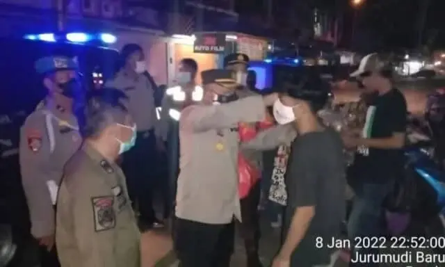 Antisipasi Sebaran Covid-19 di Benda, Polisi, TNI dan Trantib Bubarkan Kerumunan Antisipasi Sebaran Covid-19 di Benda, Polisi, TNI dan Trantib Bubarkan Kerumunan