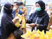 Dijual Rp14 ribu, 4 Ribu Liter Minyak Goreng Ludes Diserbu Warga Dijual Rp14 ribu, 4 Ribu Liter Minyak Goreng Ludes Diserbu Warga