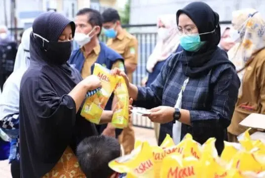 Dijual Rp14 ribu, 4 Ribu Liter Minyak Goreng Ludes Diserbu Warga Dijual Rp14 ribu, 4 Ribu Liter Minyak Goreng Ludes Diserbu Warga