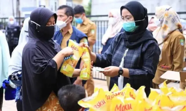 Dijual Rp14 ribu, 4 Ribu Liter Minyak Goreng Ludes Diserbu Warga Dijual Rp14 ribu, 4 Ribu Liter Minyak Goreng Ludes Diserbu Warga