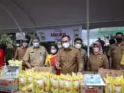 Pemkot Gelar Operasi Pasar 4000 Pouch Minyak Goreng Habis Diserbu Warga Pemkot Gelar Operasi Pasar 4000 Pouch Minyak Goreng Habis Diserbu Warga