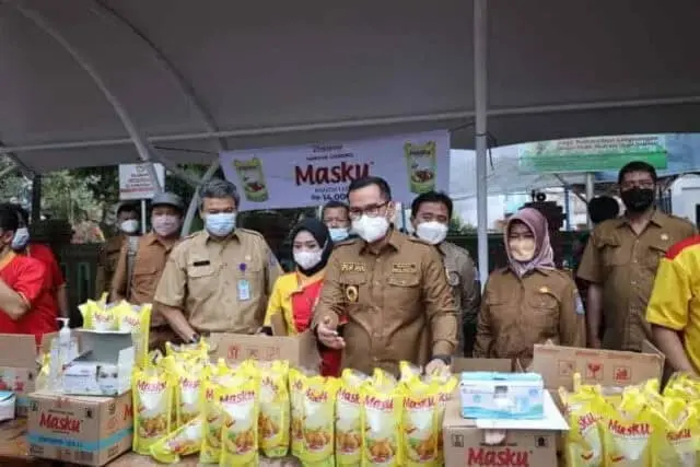 Pemkot Gelar Operasi Pasar 4000 Pouch Minyak Goreng Habis Diserbu Warga