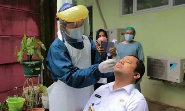 Sering Bertemu Banyak Orang, Wali Kota Tangerang Pinta Wartawan Swab PCR Sering Bertemu Banyak Orang, Wali Kota Tangerang Pinta Wartawan Swab PCR