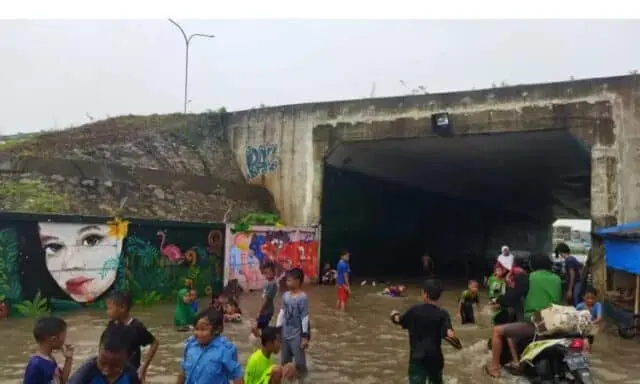 Drainase Buruk, Tol JORR II Disebut Biang Keladi Banjir di Kecamatan Benda Drainase Buruk, Tol JORR II Disebut Biang Keladi Banjir di Kecamatan Benda