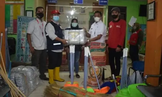 PMI Kota Tangerang Suplai Kebutuhan Logistik dan Peralatan Pasca Banjir di Benda PMI Kota Tangerang Suplai Kebutuhan Logistik dan Peralatan Pasca Banjir di Benda
