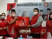 PDIP se-Tangerang Raya Dapat Bantuan dari Puan Maharani, Irvansyah: Semoga ini Jadi Motivasi Buat Kami Lebih Solid Lagi Ketua DPC PDIP Kabupaten Tangerang, H. Irvansyah bersama Ananta Wahana Anggota DPR RI saat menunjukan paket sembako dari Puan Maharani.