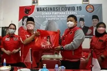 PSX_20211230_071827_copy_375x250 Ketua DPC PDIP Kabupaten Tangerang, H. Irvansyah bersama Ananta Wahana Anggota DPR RI saat menunjukan paket sembako dari Puan Maharani.