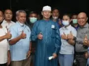 Gubernur Banten & Buruh Berdamai, KSPSI : Bapak WH Menunjukan Pemimpin yang Baik Gubernur Banten H. Wahidin Halim dan Ketua KSPSI Kabupaten Tangerang Ahmad Supriyadi serta para buruh seusai berdamai.