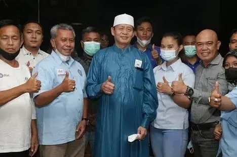 Gubernur Banten H. Wahidin Halim dan Ketua KSPSI Kabupaten Tangerang Ahmad Supriyadi serta para buruh seusai berdamai.