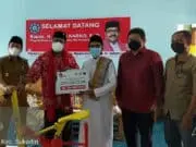 Rano Karno Didampingi Irvansyah Berikan Bantuan untuk Anak Didik di SMK Garuda Pakuhaji Anggota DPR RI Fraksi PDI Perjuangan Rano Karno Didampingi Ketua DPC PDI Perjuangan Kabupaten Tangerang Irvansyah saat menyalurkan bantuan ke Ketua Yayasan Cahaya Pesisir Utara pengelola SMK Garuda Muhammad Yusuf.