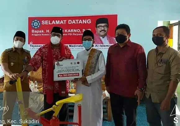 d4e1173eb54644858ef8d535e6ff2922_copy_580x404 Anggota DPR RI Fraksi PDI Perjuangan Rano Karno Didampingi Ketua DPC PDI Perjuangan Kabupaten Tangerang Irvansyah saat menyalurkan bantuan ke Ketua Yayasan Cahaya Pesisir Utara pengelola SMK Garuda Muhammad Yusuf.