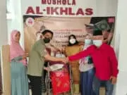 PT Torabika Eka Semesta Terus Salurkan CSR ke Warga Tangerang, Ini yang Digulirkan Koordinator CSR PT Torabika Eka Semesta Tedja Yudhono saat menyerahkan bantuan ke warga.