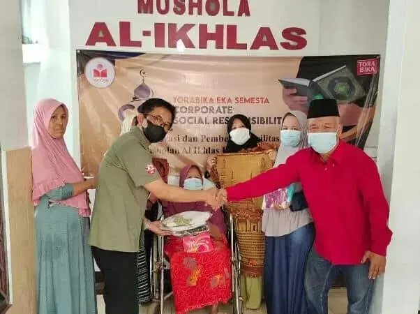 torabika (2)_copy_602x450 Koordinator CSR PT Torabika Eka Semesta Tedja Yudhono saat menyerahkan bantuan ke warga.