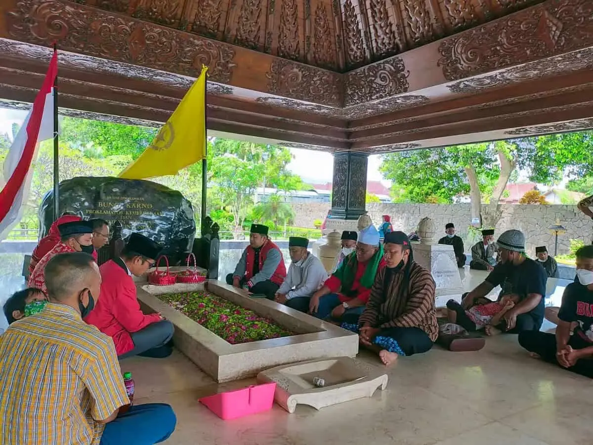 Irvansyah Ketua DPC PDIP Tangerang Bersama BAMUSI Ziarah ke Makam Soekarno dan Para Pahlawan Bangsa Irvansyah Ketua DPC PDIP Tangerang Bersama BAMUSI Ziarah ke Makam Soekarno dan Para Pahlawan Bangsa