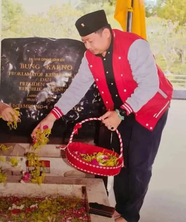 Irvansyah Ketua DPC PDIP Tangerang Bersama BAMUSI Ziarah ke Makam Soekarno dan Para Pahlawan Bangsa Irvansyah Ketua DPC PDIP Tangerang Bersama BAMUSI Ziarah ke Makam Soekarno dan Para Pahlawan Bangsa