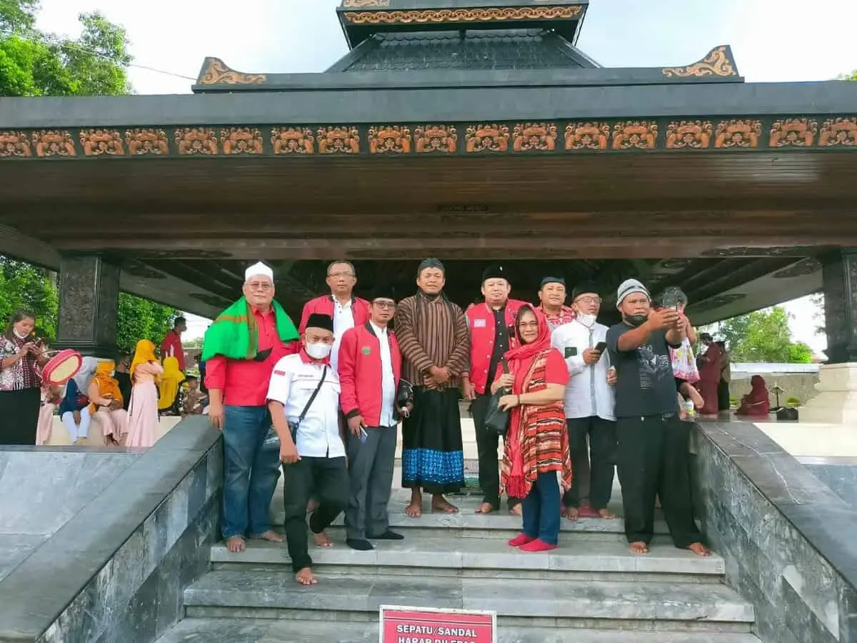 Irvansyah Ketua DPC PDIP Tangerang Bersama BAMUSI Ziarah ke Makam Soekarno dan Para Pahlawan Bangsa Irvansyah Ketua DPC PDIP Tangerang Bersama BAMUSI Ziarah ke Makam Soekarno dan Para Pahlawan Bangsa