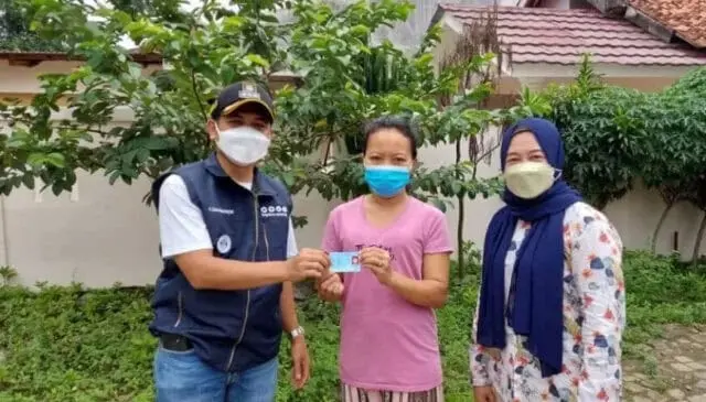 Tingkatkan Pelayanan Publik, Camat Legok Beserta Jajarannya Bagikan Dokumen Adminduk Ke Rumah Warga Tingkatkan Pelayanan Publik, Camat Legok Beserta Jajarannya Bagikan Dokumen Adminduk Ke Rumah Warga