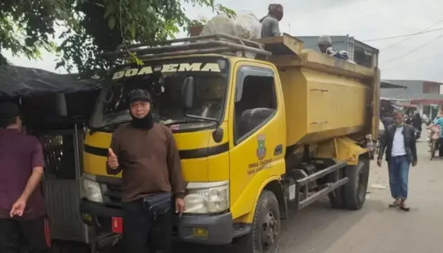 DLHK Kabupaten Tangerang Angkut Sampah di Pasar Komplek Garuda yang Berserakan, Warga diminta Buang Pada Tempatnya DLHK Kabupaten Tangerang Angkut Sampah di Pasar Komplek Garuda yang Berserakan, Warga diminta Buang Pada Tempatnya