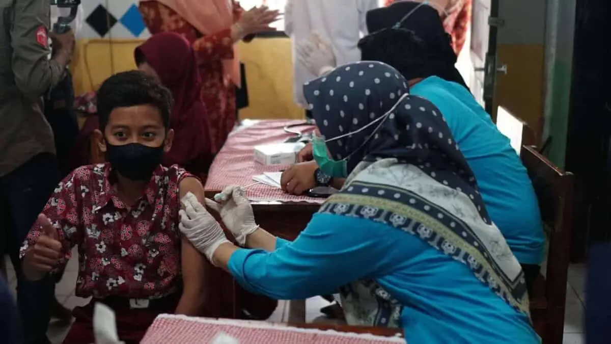 Vaksinasi anak Sekolah Dasar di Kecamatan Saketi.