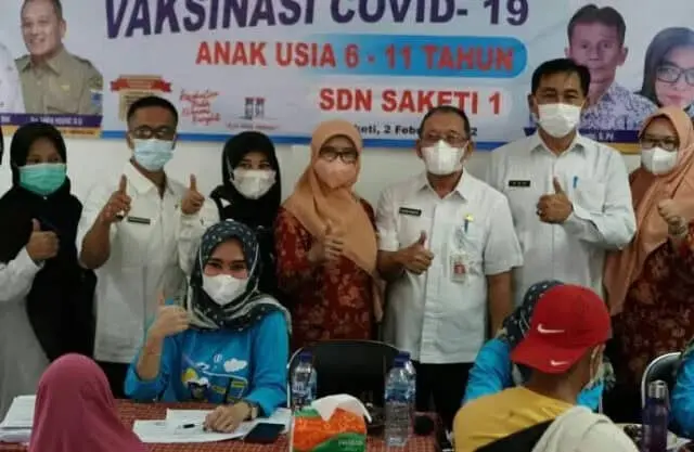 IMG-20220202-WA0057_copy_691x450 Pj Sekda Pandeglang Taufik Hidayat bersama jajarannya saat meninjau vaksinasi anak di Kecamatan Saketi.