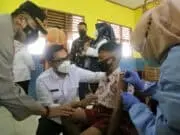 Anak Sekolah di Pandeglang Antusias Ikut Vaksinasi, Wabup Tanto : Terimakasih Atas Dukungan Semua Pihak Wakil Bupati Pandeglang Tanto Warsono Arban saat mendampingi anak pelajar SD yang sedang di Vaksin.
