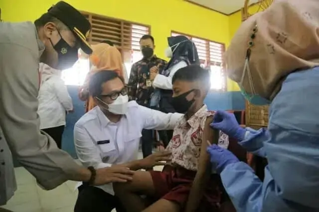 IMG-20220202-WA0064_copy_640x427 Wakil Bupati Pandeglang Tanto Warsono Arban saat mendampingi anak pelajar SD yang sedang di Vaksin.