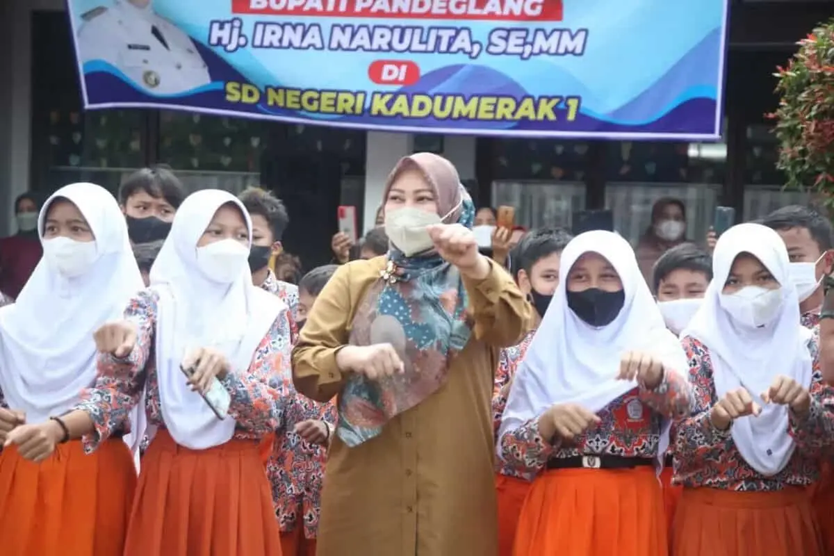 Bupati Pandeglang Irna Narulita saat bersama para pelajar SDN, Kamis (3/2/2022).