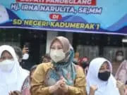 Bupati Irna Optimis 139.135 Anak Sekolah di Pandeglang dapat Vaksinasi Tercapai Selama 2 Pekan Bupati Pandeglang Irna Narulita saat bersama para pelajar SDN, Kamis (3/2/2022).