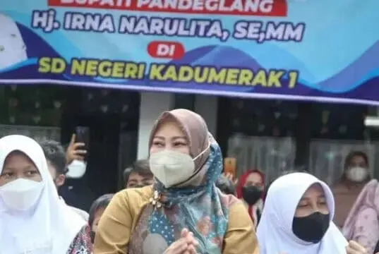 Bupati Irna Optimis 139.135 Anak Sekolah di Pandeglang dapat Vaksinasi Tercapai Selama 2 Pekan Bupati Pandeglang Irna Narulita saat bersama para pelajar SDN, Kamis (3/2/2022).