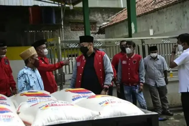 DPC PDIP Kabupaten Tangerang Berikan Bantuan 1 Ton Beras ke Yayasan Pendidikan Islam Bani Sya'i di Paku Haji DPC PDIP Kabupaten Tangerang Berikan Bantuan 1 Ton Beras ke Yayasan Pendidikan Islam Bani Sya'i di Paku Haji