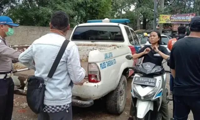 Pemotor Tewas Terseret Truk di Cipondoh Tangerang Pemotor Tewas Terseret Truk di Cipondoh Tangerang