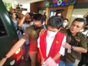 Tersangka Pemerasan, Mantan Kabid Bea Cukai Soekarno – Hatta Resmi Ditahan Tersangka Pemerasan, Mantan Kabid Bea Cukai Soekarno - Hatta Resmi Ditahan