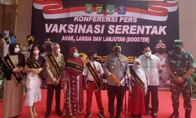 Vaksinasi Serentak di Kota Tangerang, Kapolda: Forkopimda itu Melindungi dan Melayani Vaksinasi Serentak di Kota Tangerang, Kapolda: Forkopimda itu Melindungi dan Melayani