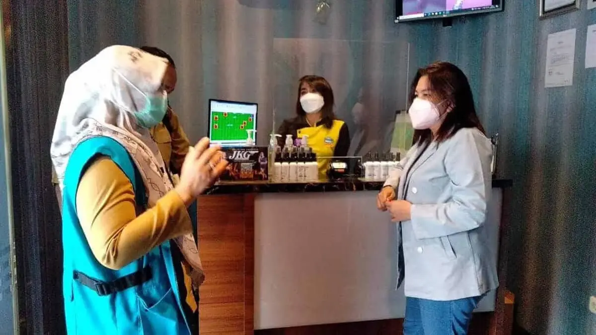 Satpoll PP Tegur Pelaku Usaha Tak Taat Protokol Kesehatan Satpoll PP Tegur Pelaku Usaha Tak Taat Protokol Kesehatan
